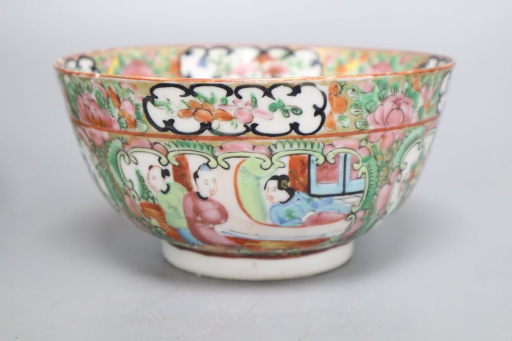 A Chinese blue and white bowl, a famille rose bowl and a famille verte saucer, largest diameter 20cm